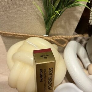 Hourglass Phantom Lipstick wander